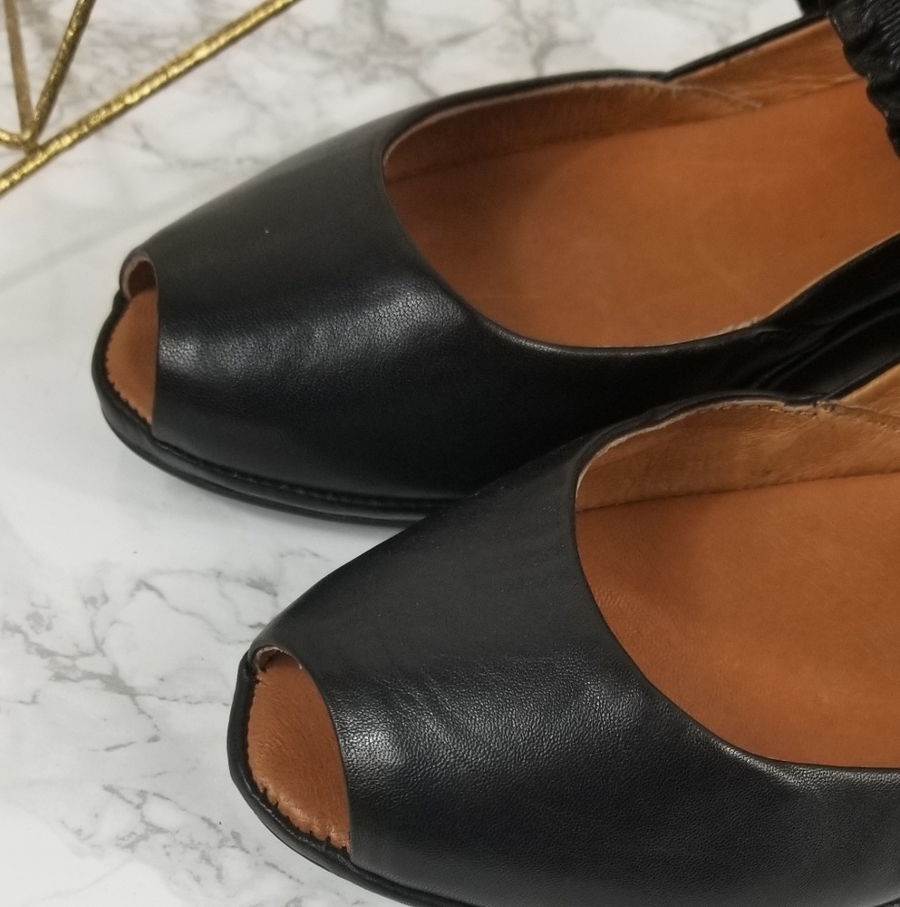 Gentle Souls Leather Low Wedge Elastic Strap Flat - Picture 2 of 3